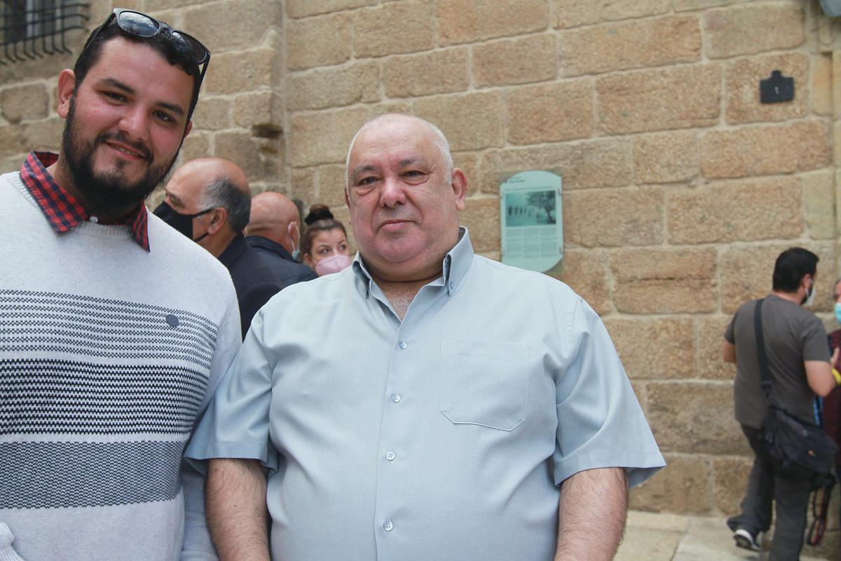 Jaime Rodríguez con su hijo en la despedida del Concello. // IÑAKI OSORIO