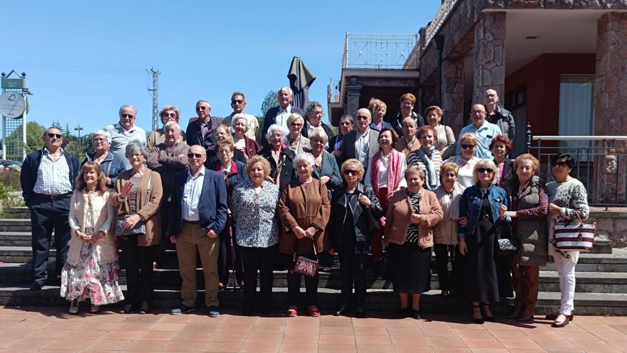 Foto de familia del grupo, ayer, en Pruvia (Llanera). | L. R.