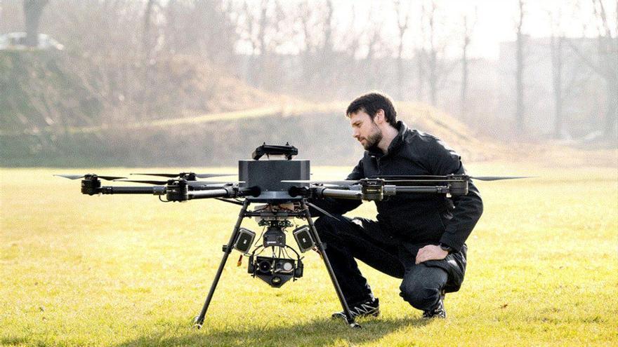 Un dron autónomo entrega chalecos salvavidas a per