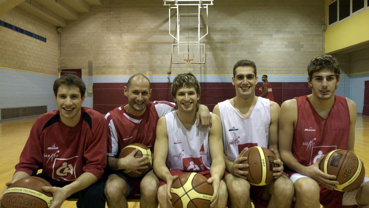 José Ángel Antelo, a la derecha de la imagen, durante la pretemporada 2005/06 junto a Mario Fernández (izquierda), Alberto Angulo, Xavi Terrén y Óliver Arteaga