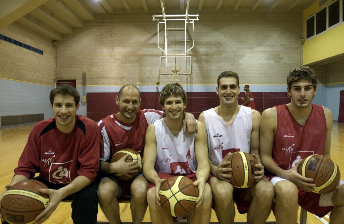 07/03/2006ZARAGOZADE IZDA A DCHA, MARIO FERNANDEZ, ALBERTO ANGULO, XAVI TERREN, OLIVER ARTEAGA Y JOSE ANGEL ANTELO, JUGADORES DEL CAI.BALONCESTO. EQUIPOS. CAI ZARAGOZA.CHUS MARCHADORCAMARA DIGITAL. BALONCESTO. EQUIPOS. CAI ZARAGOZA