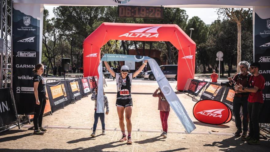 Marta Muixí celebra la victòria en la Ultra Trail femenina