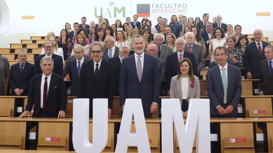 Felipe VI, en el centro, con profesores y compañeros de su promoción de Derecho.   | // EFE