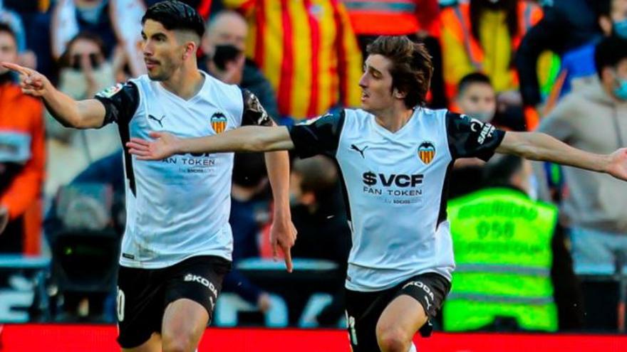 Carlos Soler celebra el gol del Valencia CF junto a Bryan Gil.  | EUROPA PRESS