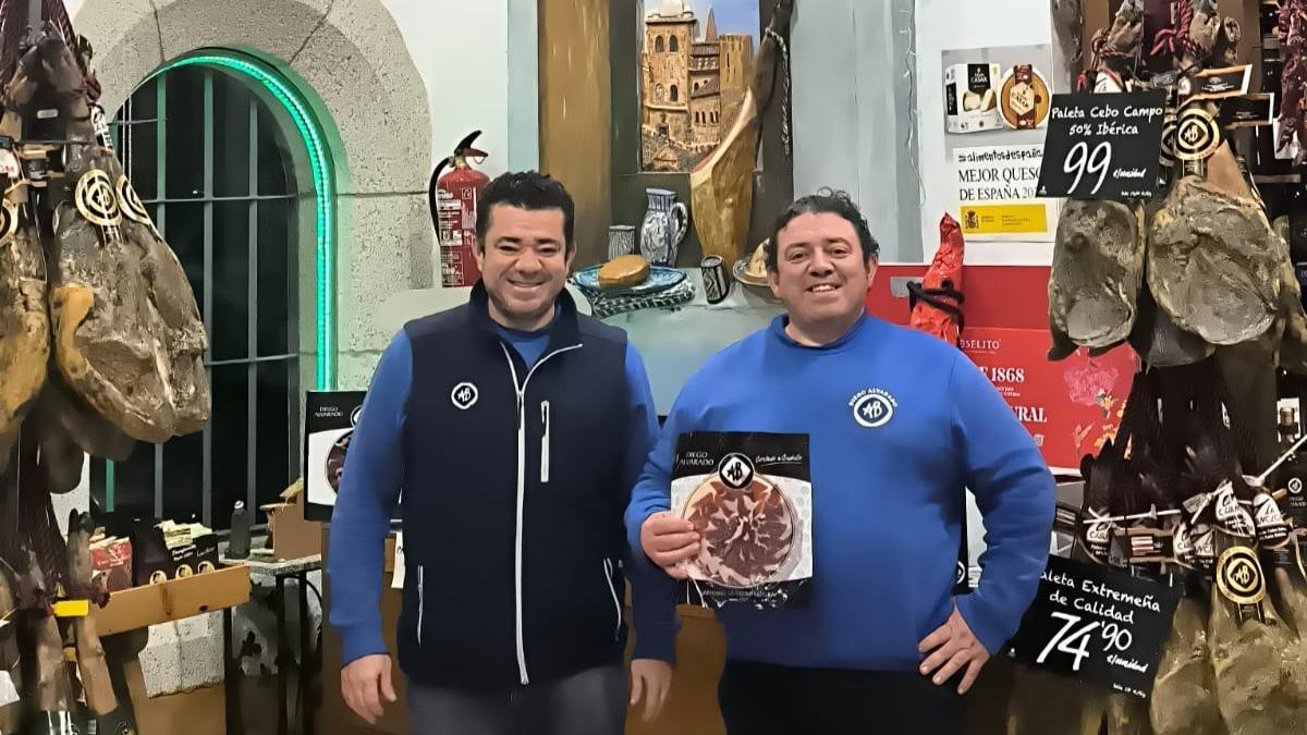 Hermanos Alvarado en una de sus tiendas