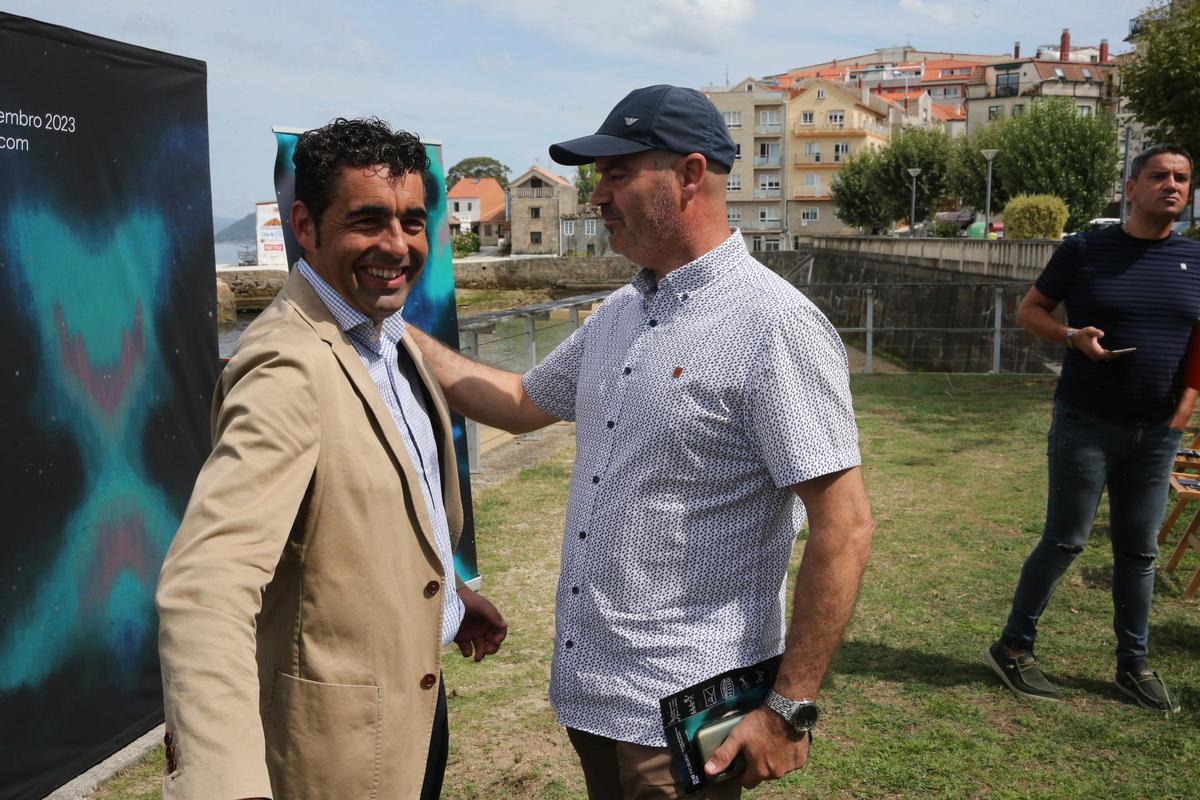 El presidente de la Diputación de Pontevedra, Luis López, y el alcalde de Bueu, Félix Juncal en una visita reciente a Bueu.