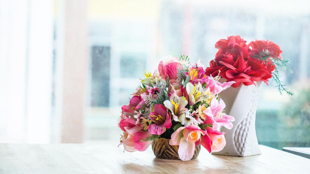 Una estancia de un hogar decorada con flores