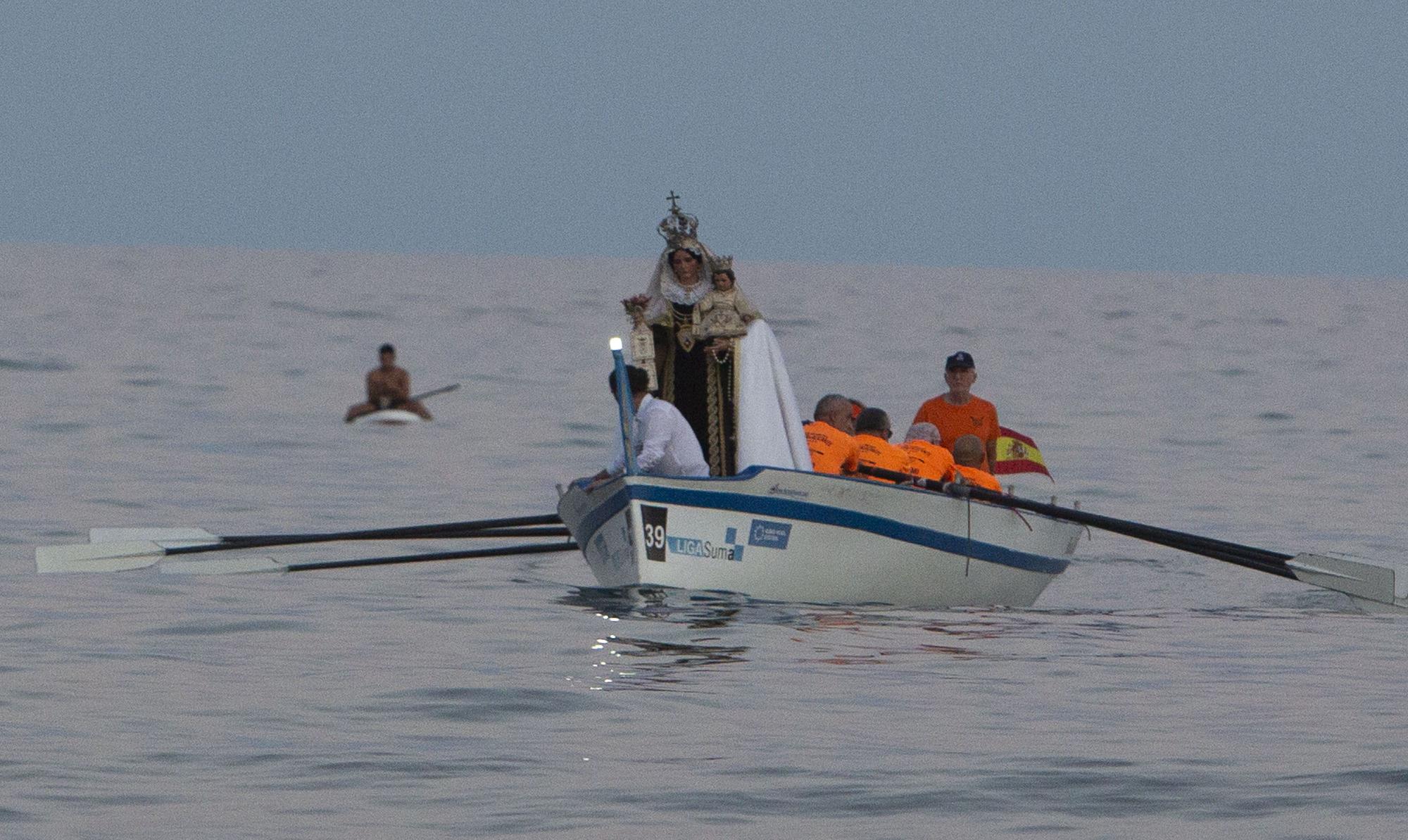 La Virgen del Carmen desembarca en la playa del Postiguet de Alicante