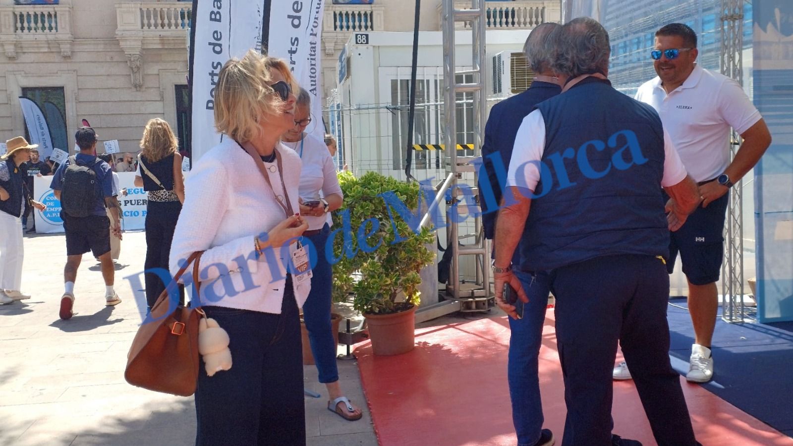 Mario Conde y su nueva novia, María José Catellví, en la feria náutica de Palma