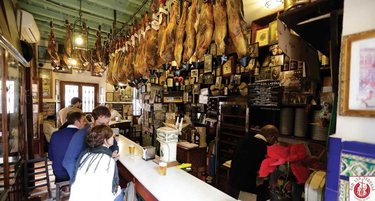 Bar Las Teresas, el negocio de Sevilla con siglo y medio de vida que nació como tienda de ultramarinos y ahora es un "templo del tapeo"