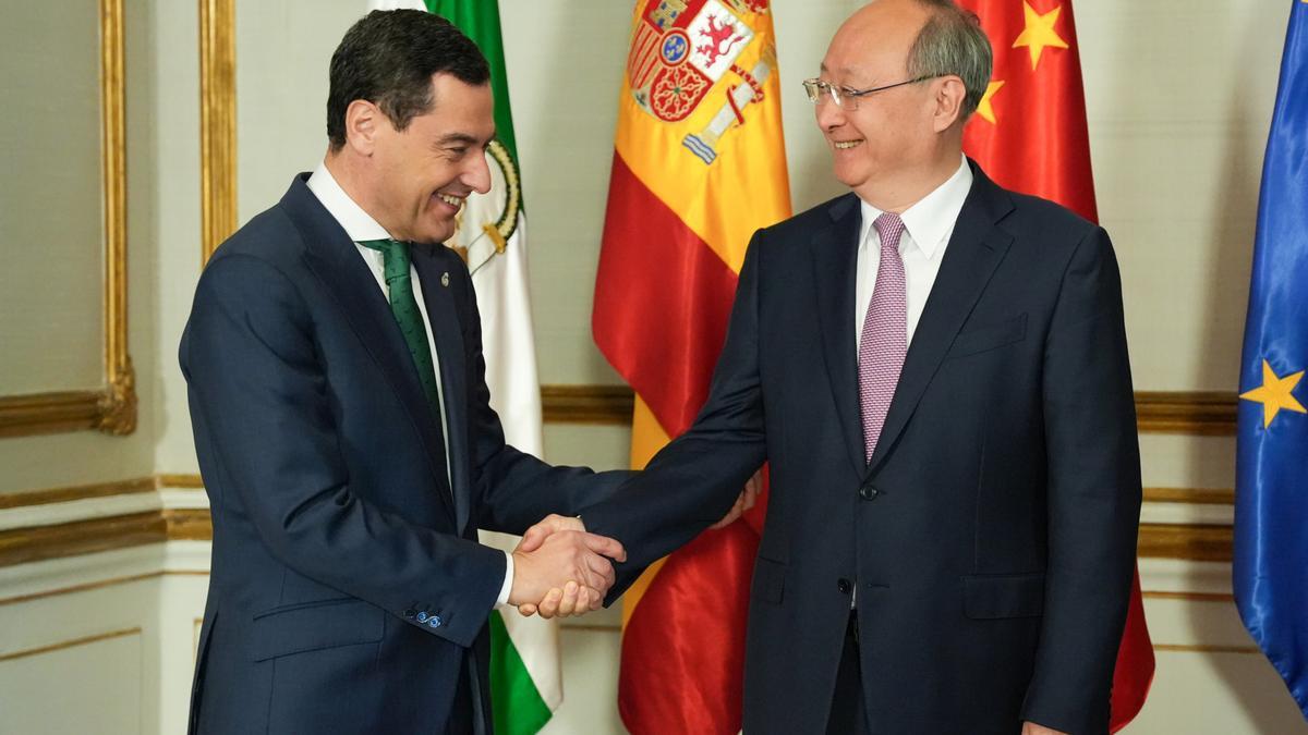 El presidente de la Junta, Juanma Moreno, durante su reunión con una delegación del Comité Central del Partido Comunista chino encabezada por Yin Li, miembro de su buró político.