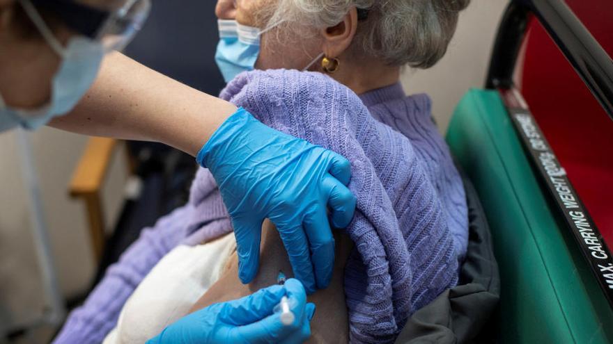 Una mujer recibe la vacuna de Pfizer en Reino Unido.