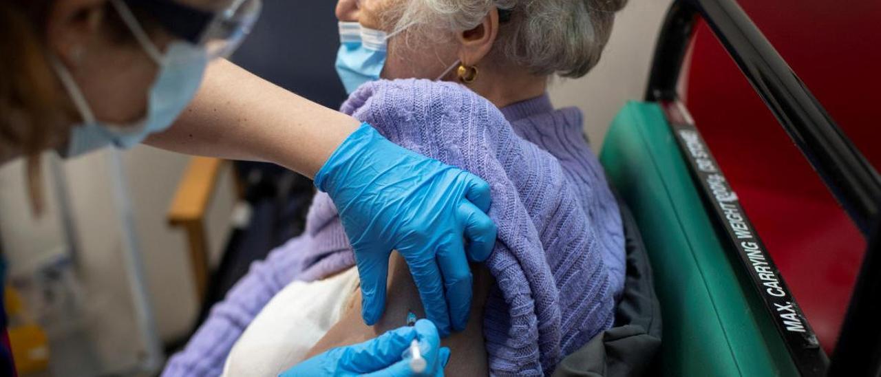 Una mujer recibe la vacuna de Pfizer en Reino Unido.