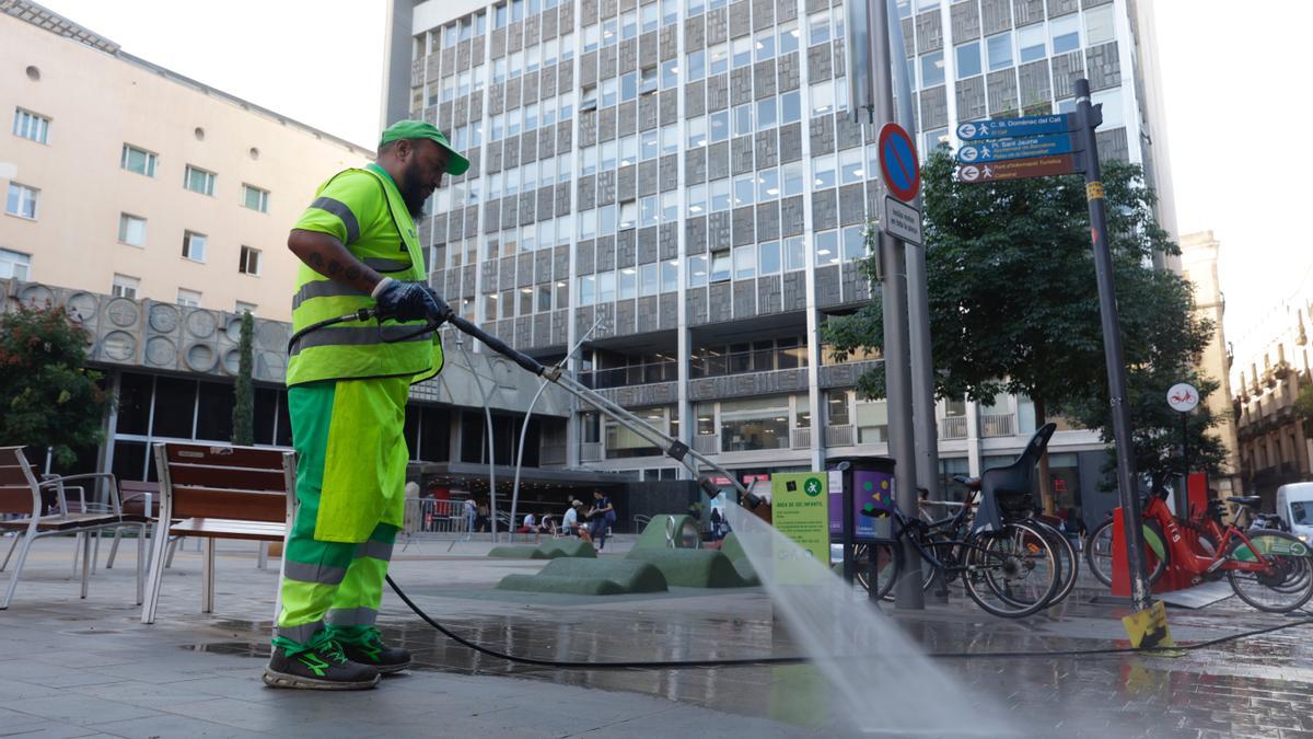 BARCELONA 15/09/2022  Barcelona.  Caída del presupuesto de limpieza de barcelona en cinco años En la foto, trabajador del servicio de limpieza municipal en la Plaça Sant Miquel  FOTO de FERRAN NADEU