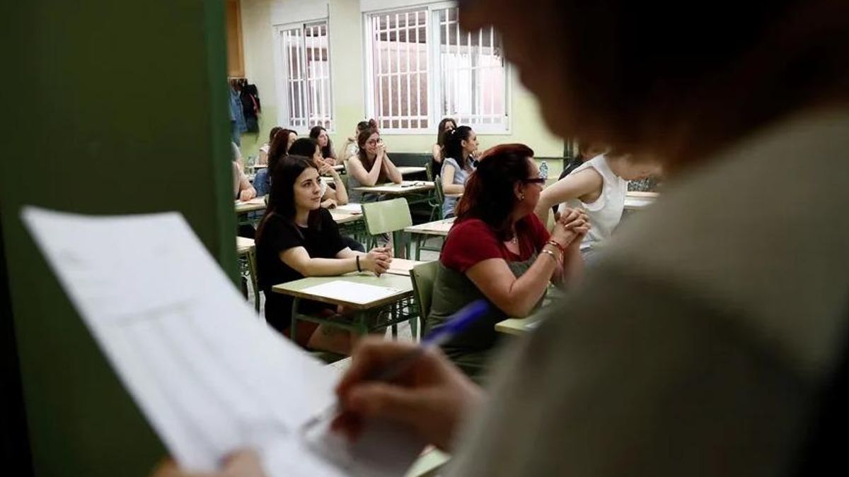 Varias opositores en un examen para obtener plaza de funcionario.