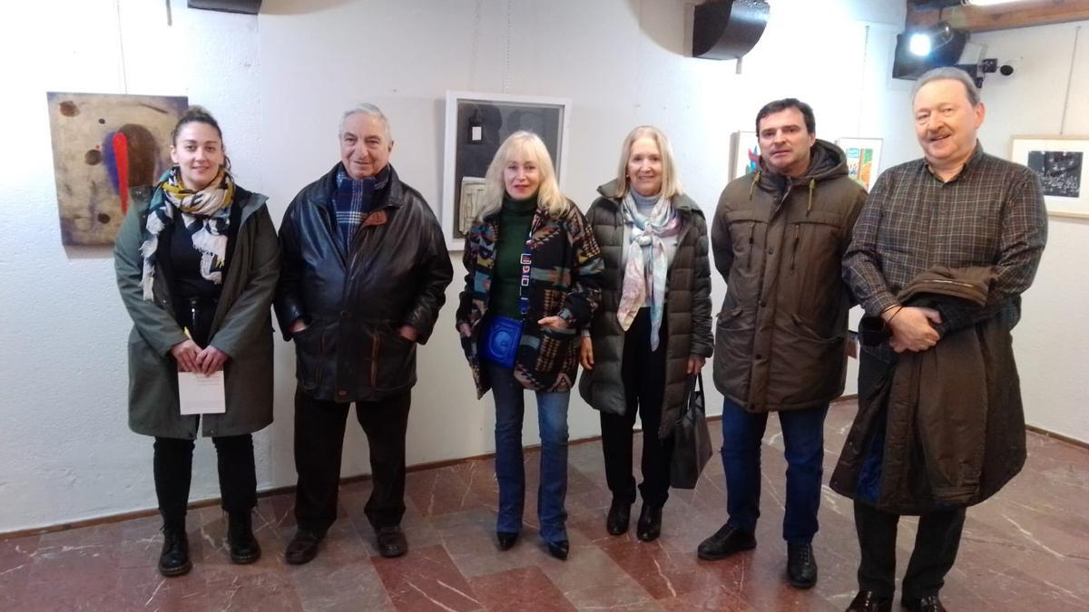 Por la izquierda, Elsa Suárez, Manolo Linares, María Braña, Margarita Alonso, Fermín Santos y Avelino Mallo, durante la inauguración..