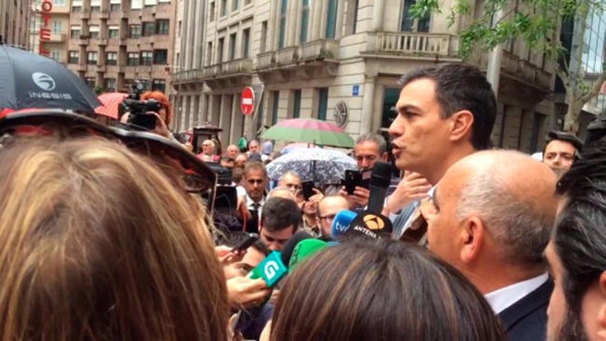 Elecciones 26-J | Pedro Sánchez improvisa un mitin en las calles de Pontevedra