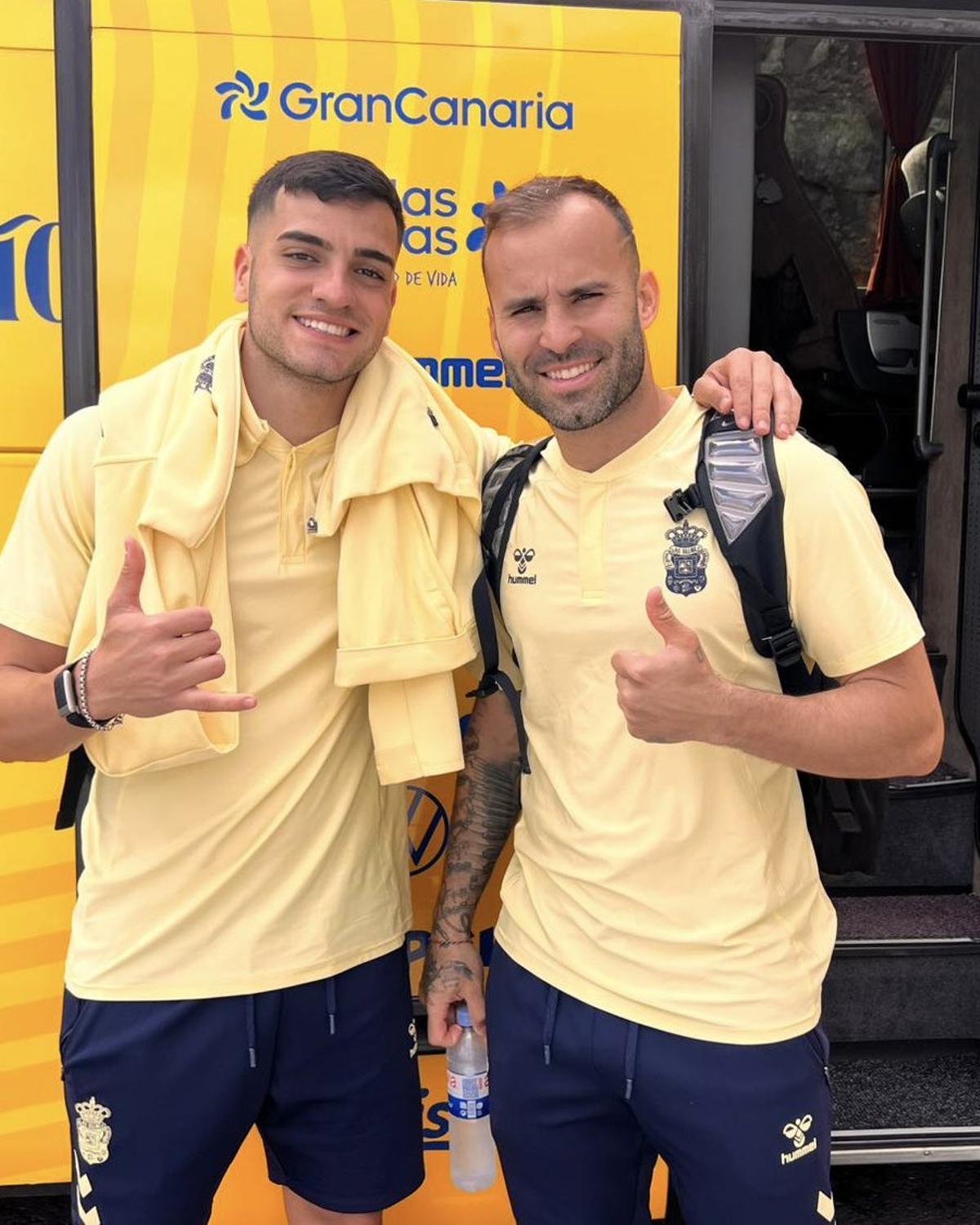 Ale García posa con Jesé, ayer, antes de viajar a Cádiz. Los dos serán hoy titulares.