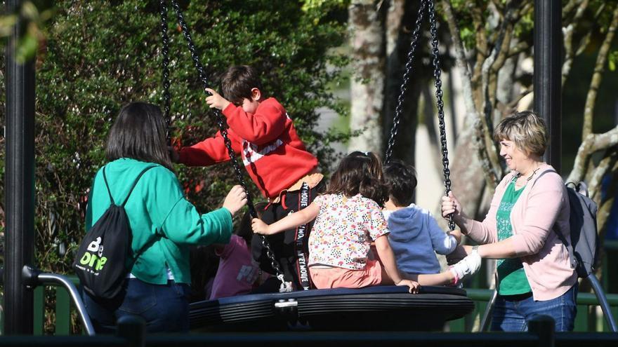 Madres con sus hijos en un parque de la ciudad. |   // G. SANTOS