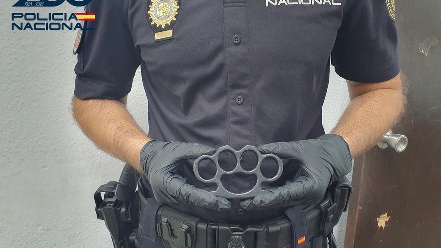 Un delincuente golpea en la cabeza a un hombre con un puño americano para robarle el teléfono en Palma