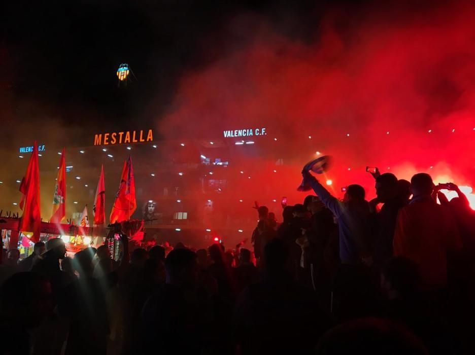 Miles de aficionados valencianistas reciben al equipo en Mestalla