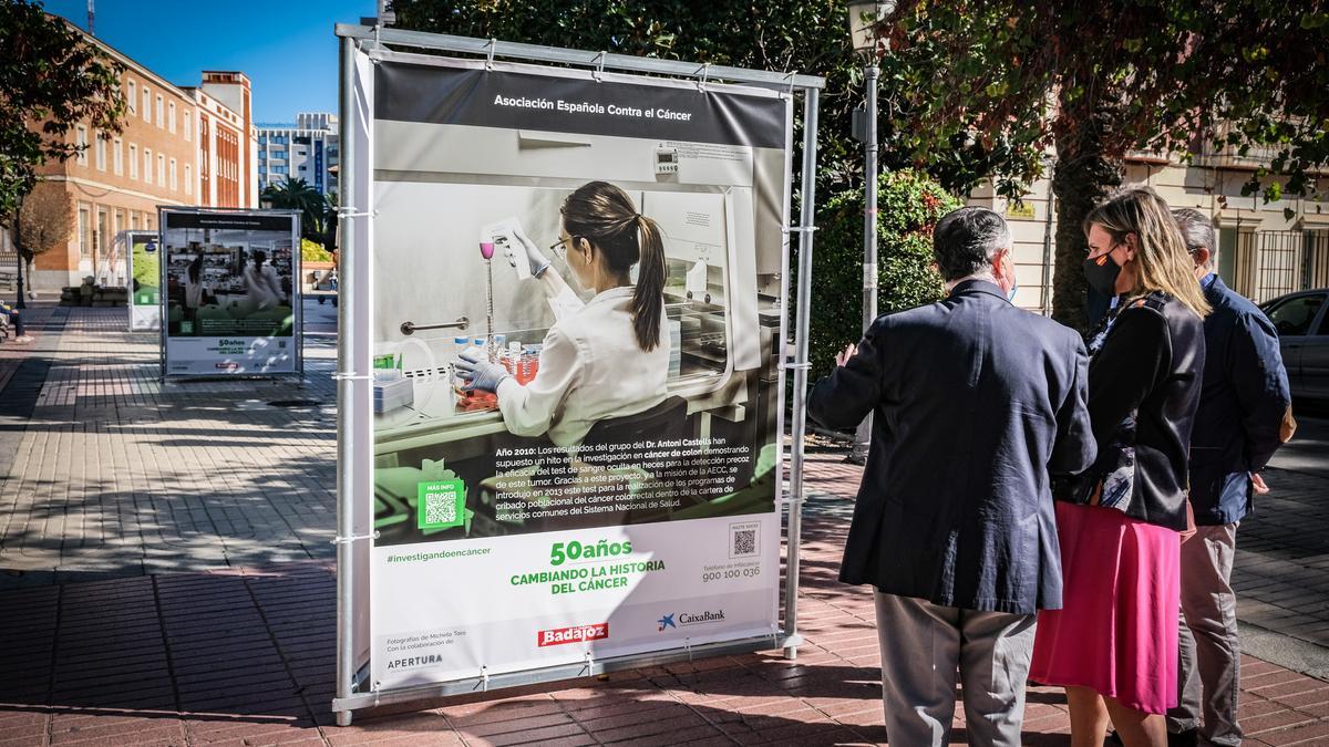 Exposición &#039;50 años cambiando la historia del cáncer&#039;, en el bulevar de la avenida de Huelva de Badajoz.