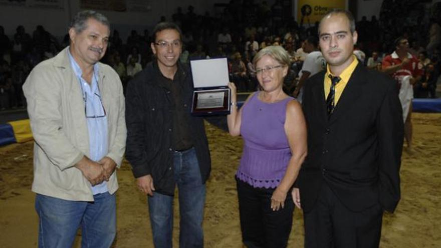 Momento del acto de homenaje a la Suelta del Perro Maldito, anoche, en Valsequillo. | andrés cruz