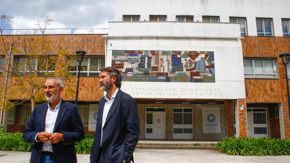 El presidente del Puerto de Vilagarcía, José Manuel Cores Tourís, y el alcalde, Alberto Varela, delante de la Comandancia