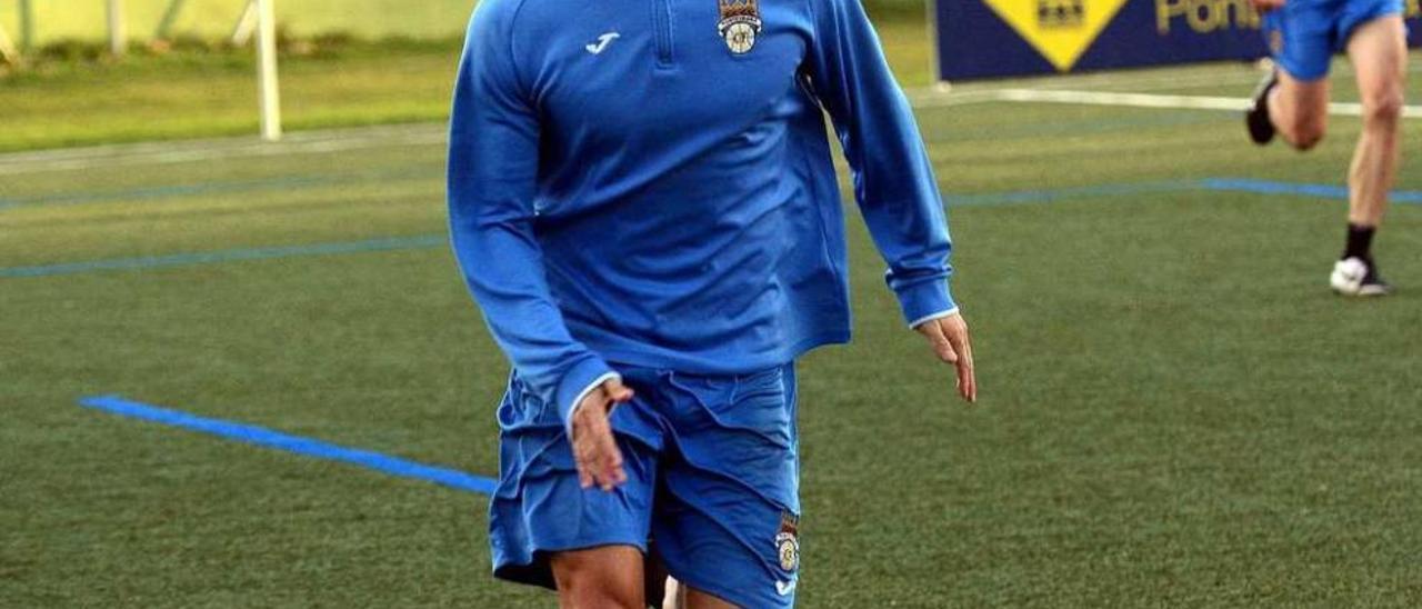 El jugador del Pontevedra, Hugo Rodríguez, durante un entrenamiento. // Rafa Vázquez