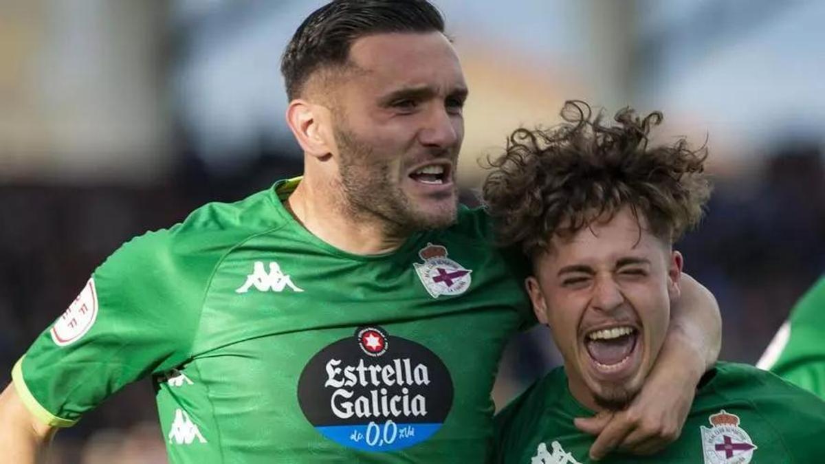 Lucas Pérez, a la izquierda, y Mario Soriano celebran un gol del Deportivo durante el pasado curso.