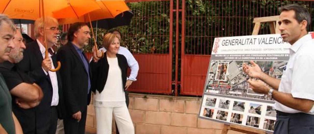 La consellera, ayer, junto a los miembros de la coorporación y Paco Signes, en su visita a l&#039;Alcúdia.