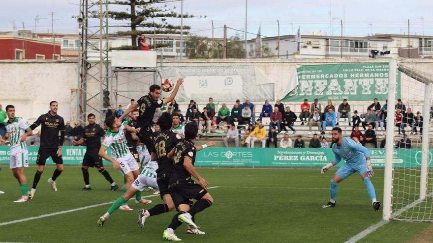 La crónica | El Castellón sabe jugar y sabe sufrir para ganar al Sanluqueño y seguir en el coliderato (0-2)