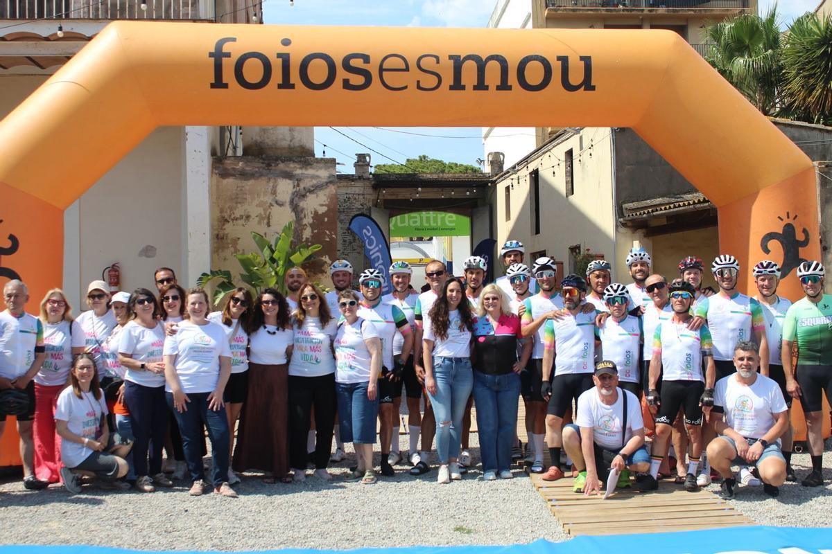 Foios pedalea durante 24 horas en favor de la investigación del cáncer de mama metastático.
