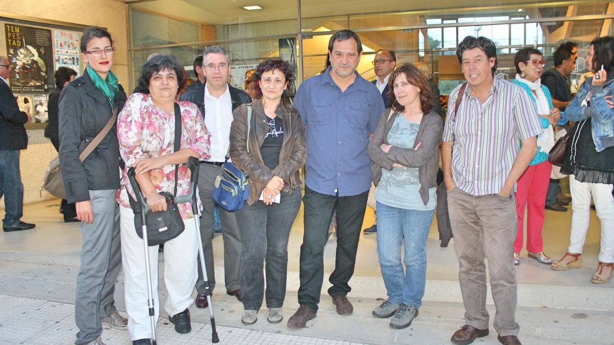 María José Mariño, segunda izquierda, en una imagen de archivo con organizadores de la Mostra en Cangas.