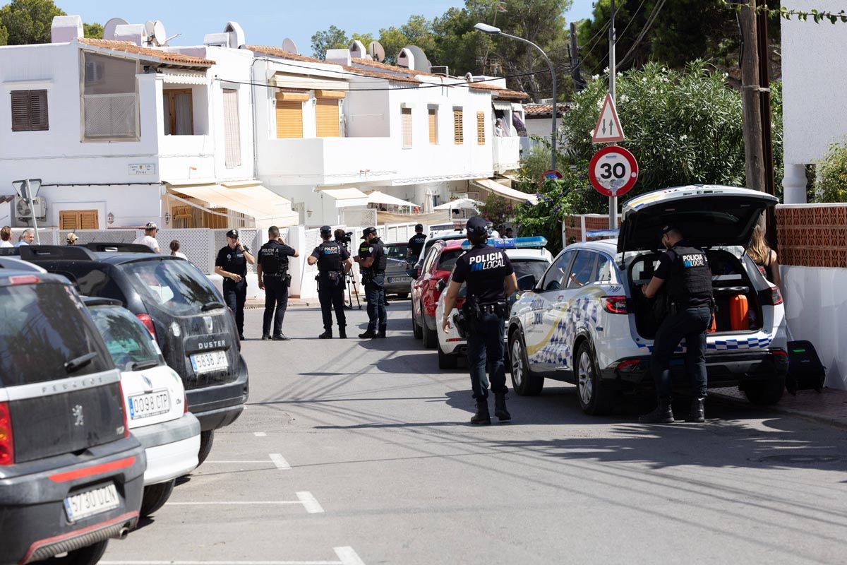 El despliegue policial por el hombre atrincherado en su piso en Ibiza, en imágenes