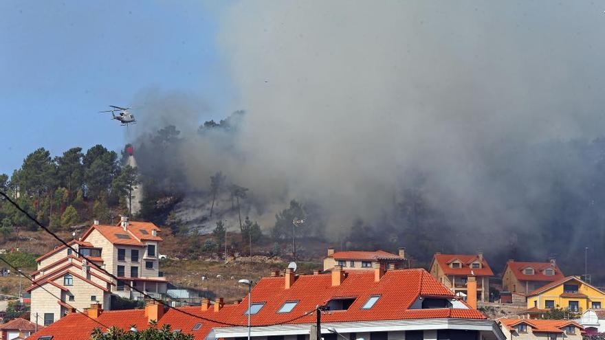 El incendio de Baiona, muy cerca de la Virgen de la Roca, extinguido tras cinco horas