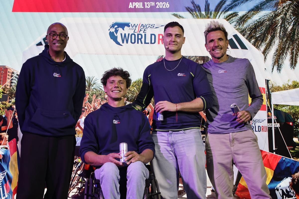 El excampeón del mundo de carrera de obstáculos y director internacional de 'Wings for Life World Run', Colin Jackson (i), el tenista en silla de ruedas Cisco García (2i); Alejandro Arriero-Cabañero (2d), Investigador becado por Wings for Life para la investigación en lesión de médula espinal en el Hospital Nacional de Parapléjicos, y el fondista Chema Martínez (d), posan durante la presentación de 'Wings for Life World Run', la mayor carrera solidaria del mundo.