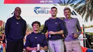 El excampeón del mundo de carrera de obstáculos y director internacional de Wings for Life World Run, Colin Jackson (i), el tenista en silla de ruedas Cisco García (2i); Alejandro Arriero-Cabañero (2d), Investigador becado por Wings for Life para la investigación en lesión de médula espinal en el Hospital Nacional de Parapléjicos, y el fondista Chema Martínez (d), posan durante la presentación de Wings for Life World Run, la mayor carrera solidaria del mundo.