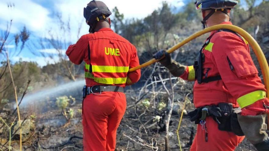 La reactivación del incendio obliga a evacuar a 110 vecinos de El Sauzal