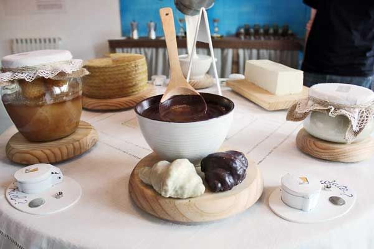 Mesa con dulces en el Museo de los Aromas