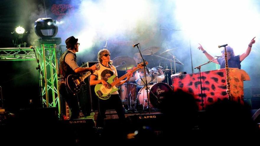 Los componentes de &quot;Burning&quot;, durante su actuación en el Liceo Mierense.