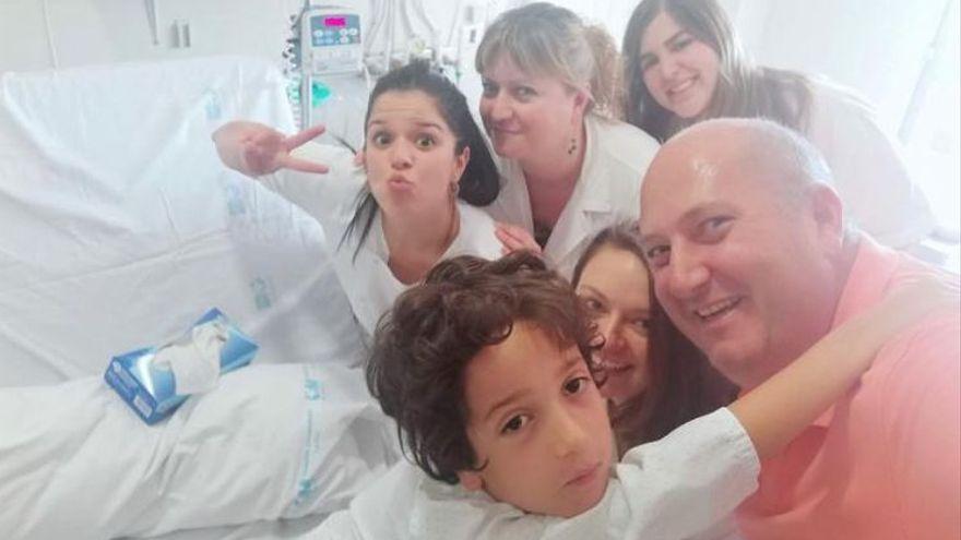 Mario Habis Ayuso, con sus padres y las enfermeras que lo atienden en el Hospital La Paz de Madrid.
