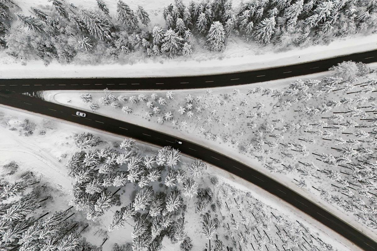 Paisaje cubierto de nieve en la montaña Kahler Asten cerca de Winterberg, Alemania occidental