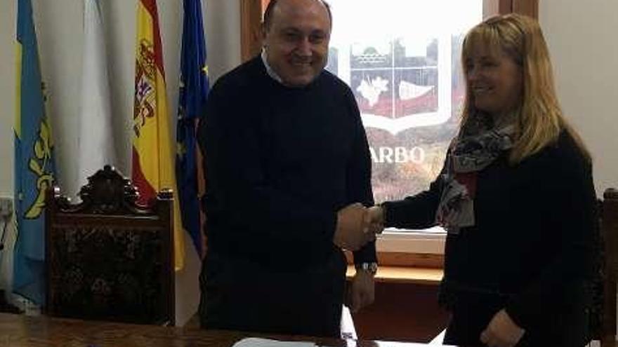 El alcalde de Arbo y la presidenta de la Asociación Cooperativa Galega firmaron el convenio de cesión. // D.P.