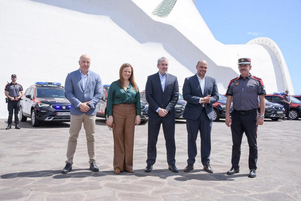 El presidente de Canarias, Fernando Clavijo, y la consejera de Seguridad, Nieves Lady Barreto, durnate la presentación de los nuevos vehículos de la Policía Canaria.