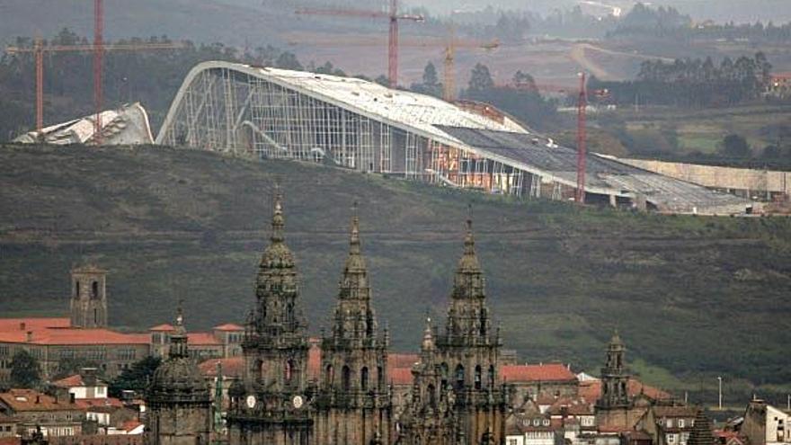 Vista de la Ciudad de la Cultura en el monte Gaiás, con la catedral de Santiago en primer término.