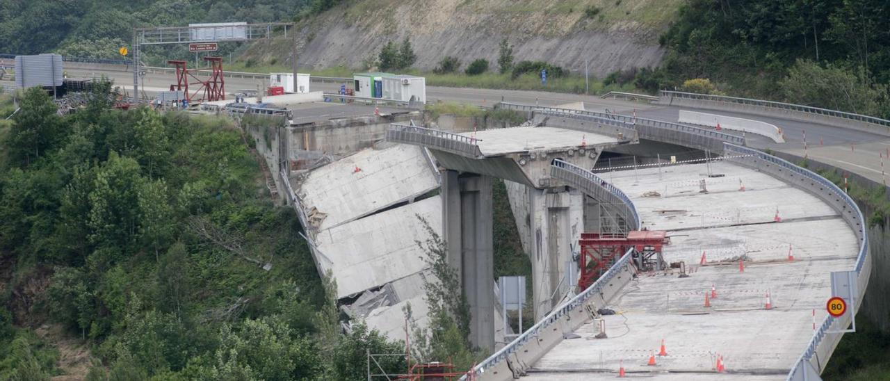 Vista del viaducto que se desplomó en la A-6, en O Castro. |   // E. P.