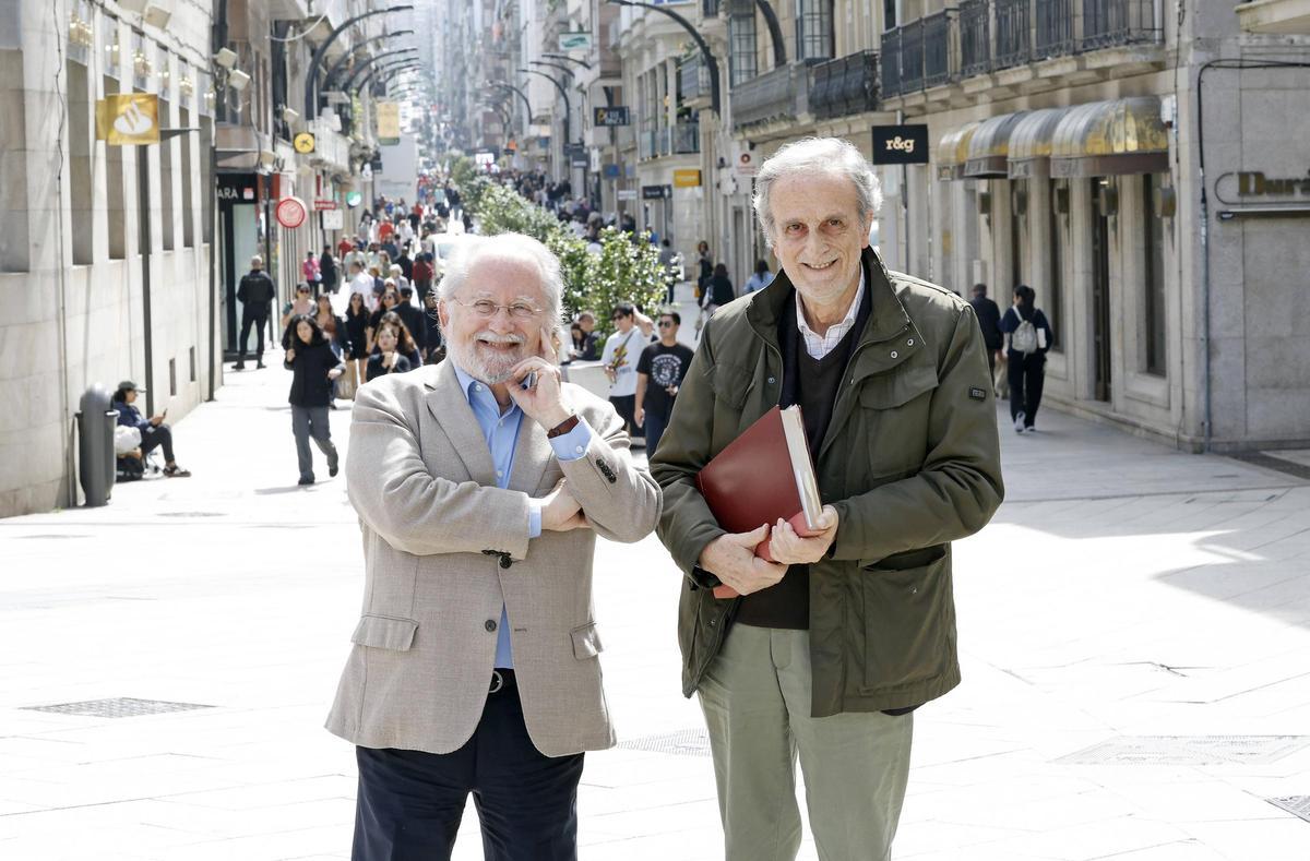 El magistrado Julio Picatoste y el abogado Juan José Yarza, esta semana ante la calle del Príncipe de Vigo.