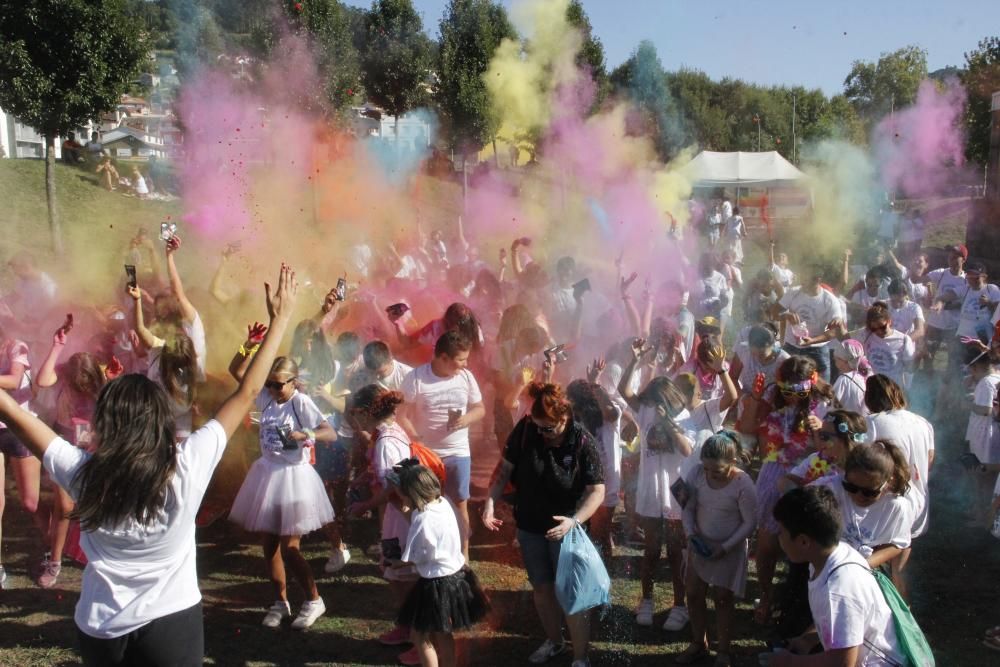 La fiesta, que tiene su origen en la Holi hindú, con explosión de colores sobre las personas, se celebró en A Estacada.
