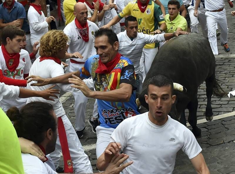 Fotogalería del quinto encierro de San Fermín